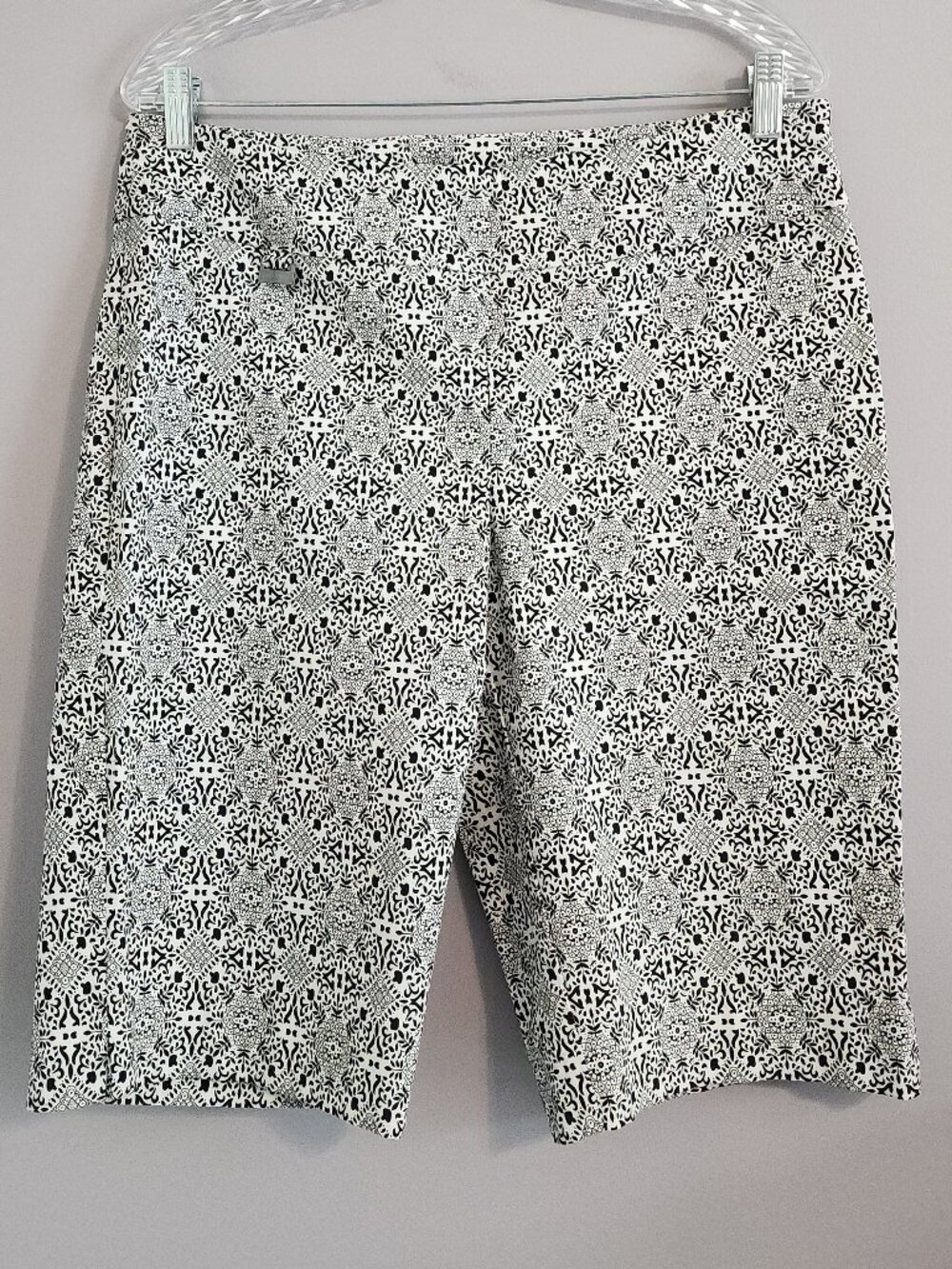 Peck & Peck Black & White Abstract Pull-On Bermuda Shorts Size 14